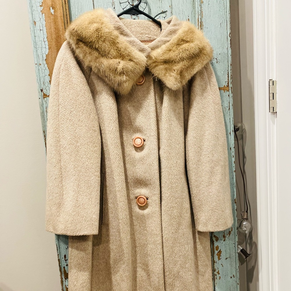 Woodward and Lothrop vintage coat with fur collar M